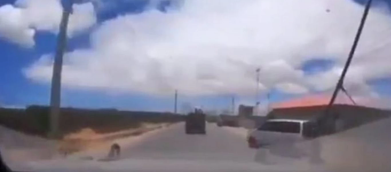 Στρατιωτικό όχημα με Ιταλούς γίνεται στόχος αυτοκινήτου γεμάτο με εκρηκτικά (βίντεο)